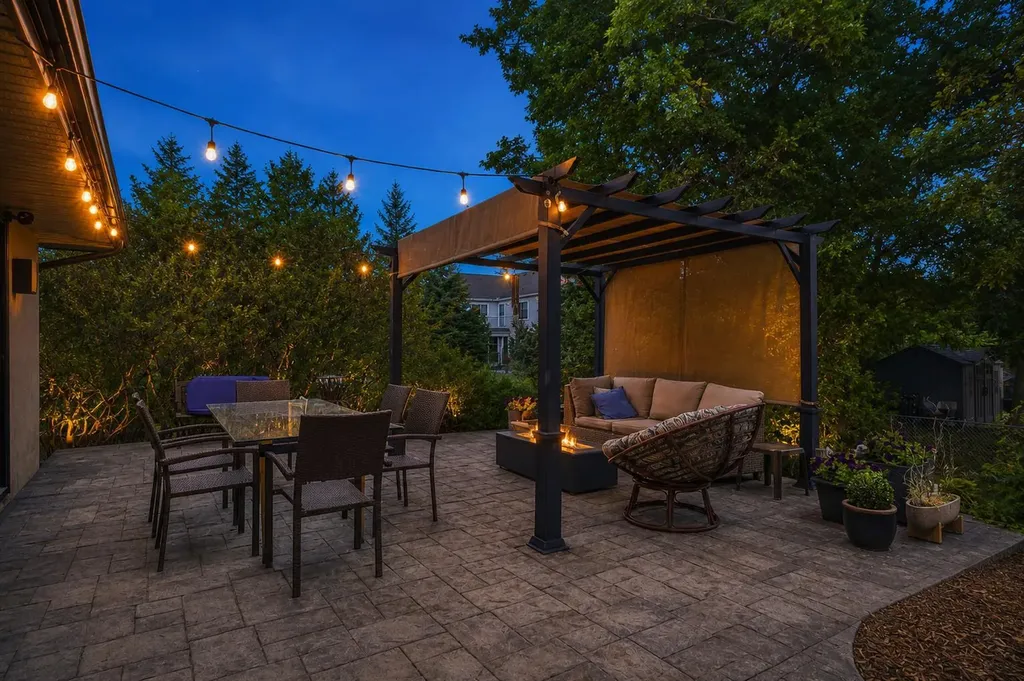 12 Varsville Place NW Calgary AB T3A 0A8