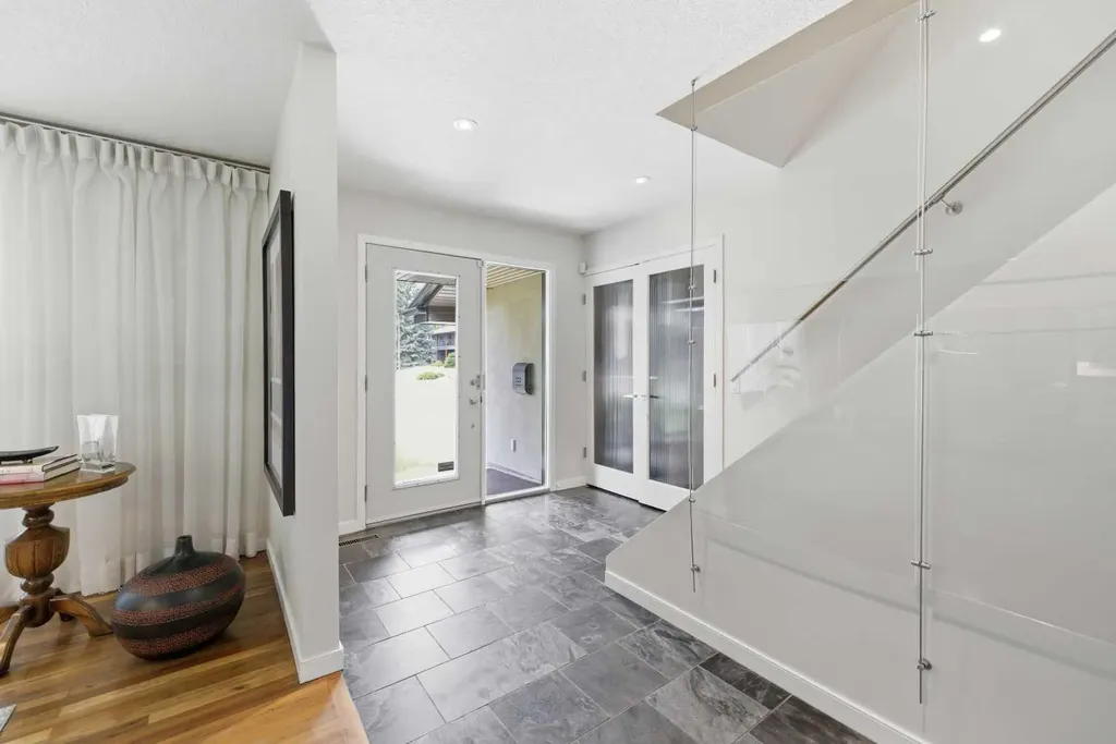 12 Varsville Place NW Calgary AB T3A 0A8