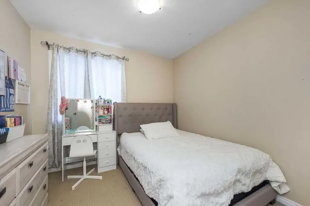 1005 New Brighton Gardens SE Calgary AB T2Z0Y1