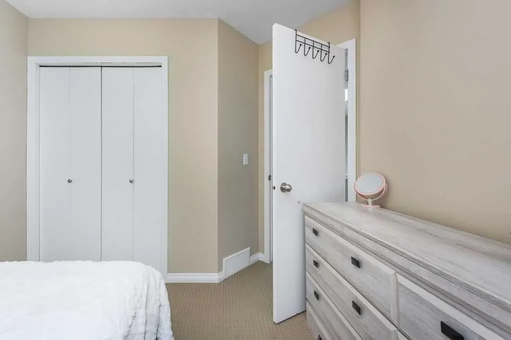 1005 New Brighton Gardens SE Calgary AB T2Z0Y1