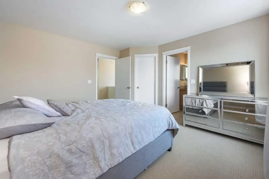1005 New Brighton Gardens SE Calgary AB T2Z0Y1