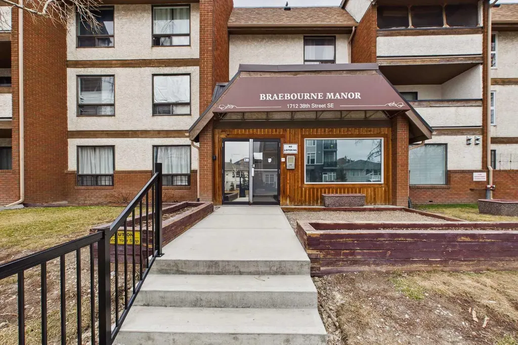 1712 38 Street SE Calgary AB T2A 1H1