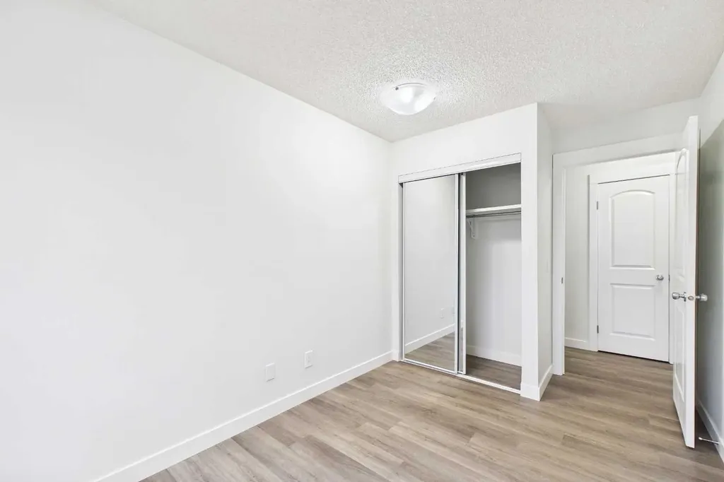 1712 38 Street SE Calgary AB T2A 1H1
