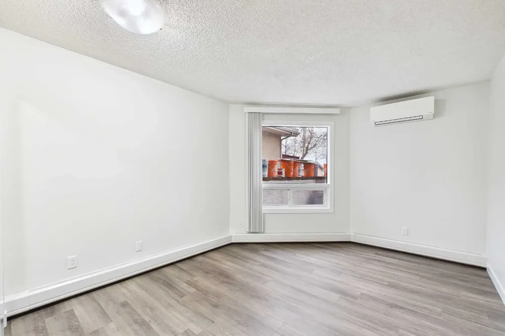1712 38 Street SE Calgary AB T2A 1H1