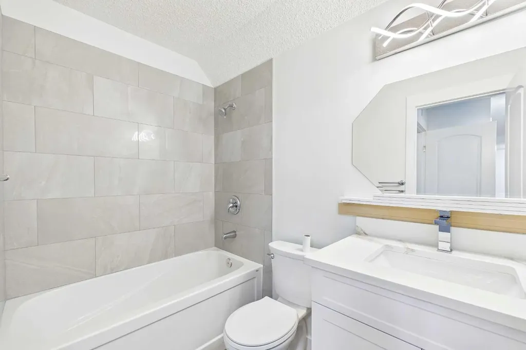 1712 38 Street SE Calgary AB T2A 1H1