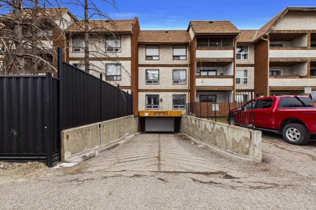 1712 38 Street SE Calgary AB T2A 1H1