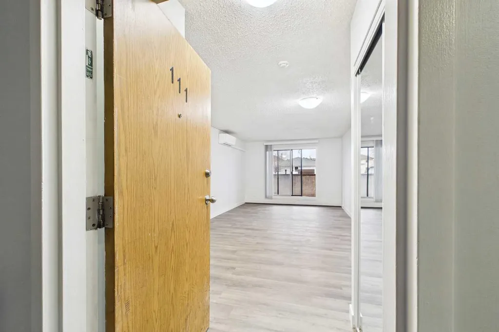 1712 38 Street SE Calgary AB T2A 1H1