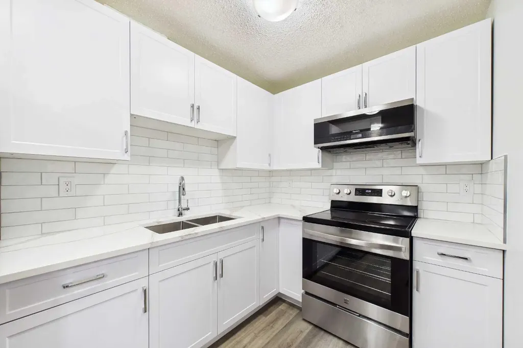 1712 38 Street SE Calgary AB T2A 1H1
