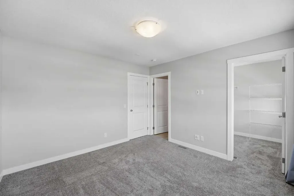 125 Edith Gate NW Calgary AB T3R 1Z2