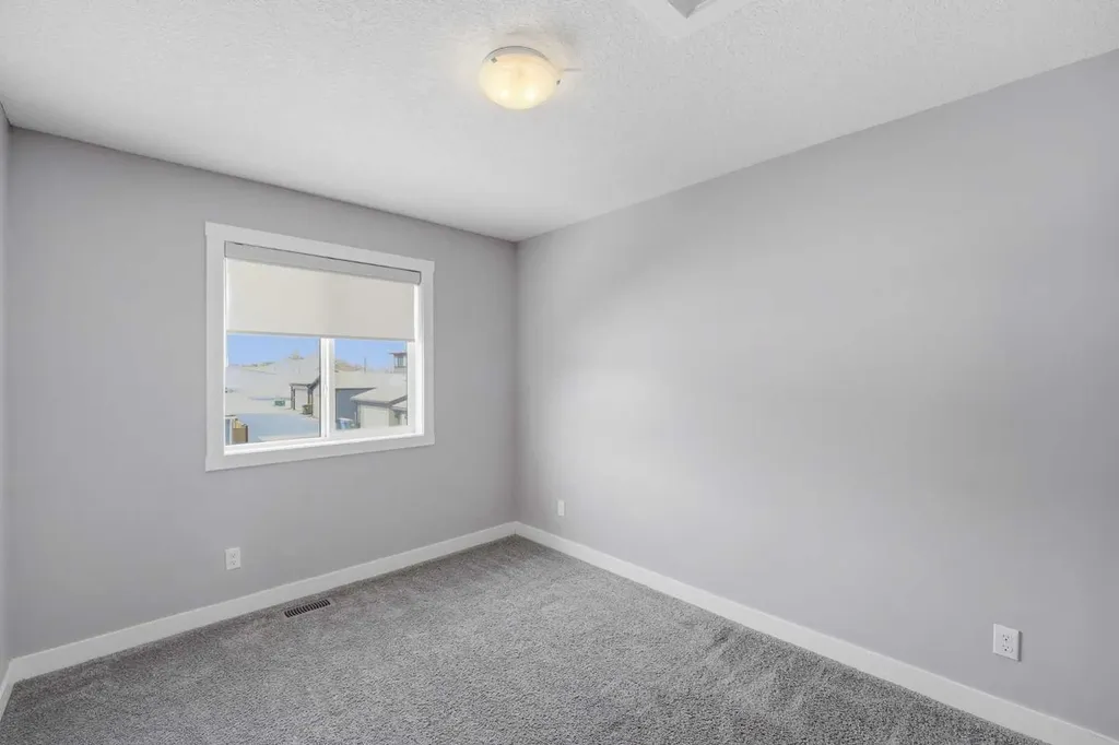 125 Edith Gate NW Calgary AB T3R 1Z2