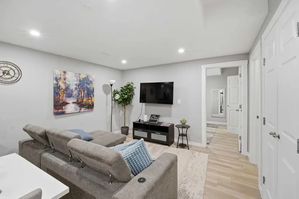 125 Edith Gate NW Calgary AB T3R 1Z2