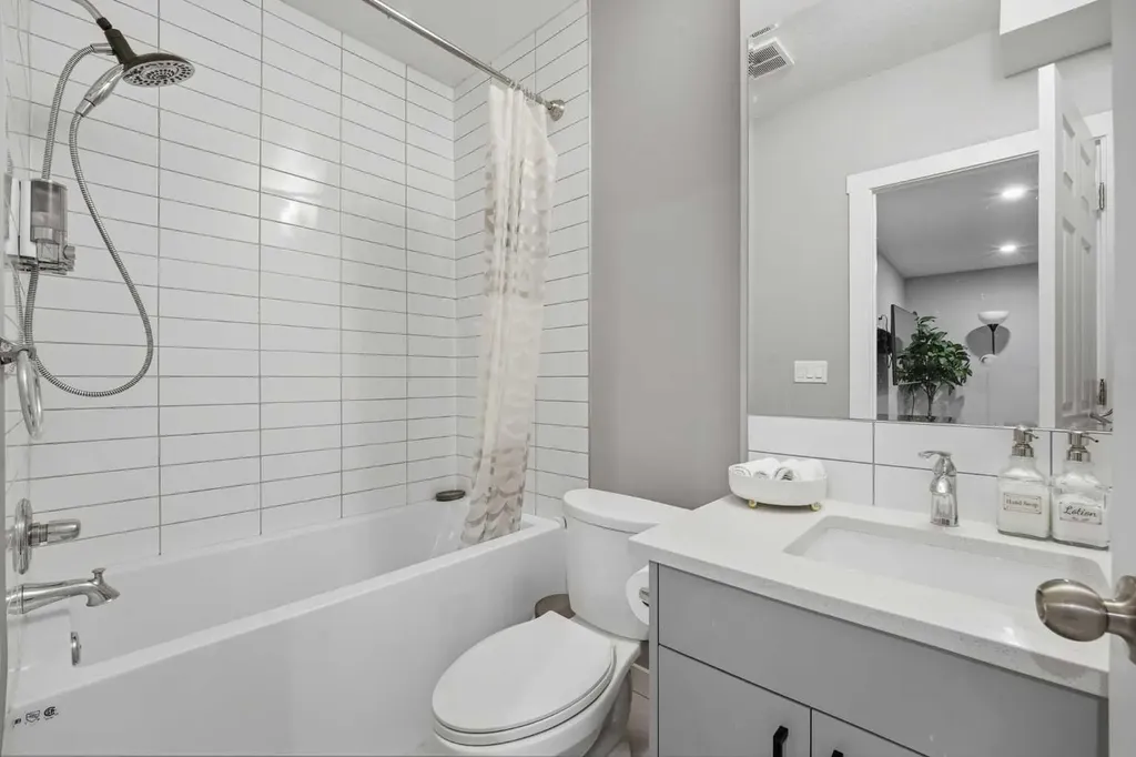 125 Edith Gate NW Calgary AB T3R 1Z2