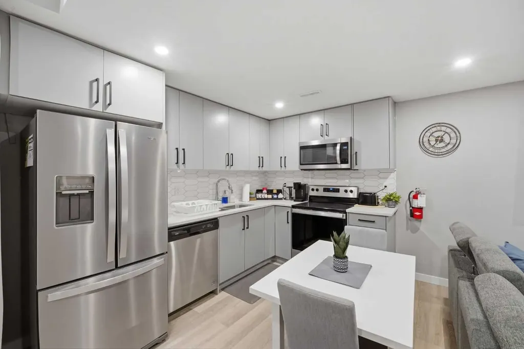 125 Edith Gate NW Calgary AB T3R 1Z2