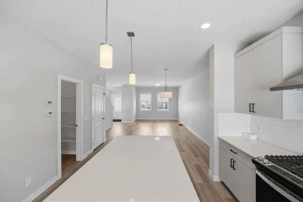 125 Edith Gate NW Calgary AB T3R 1Z2