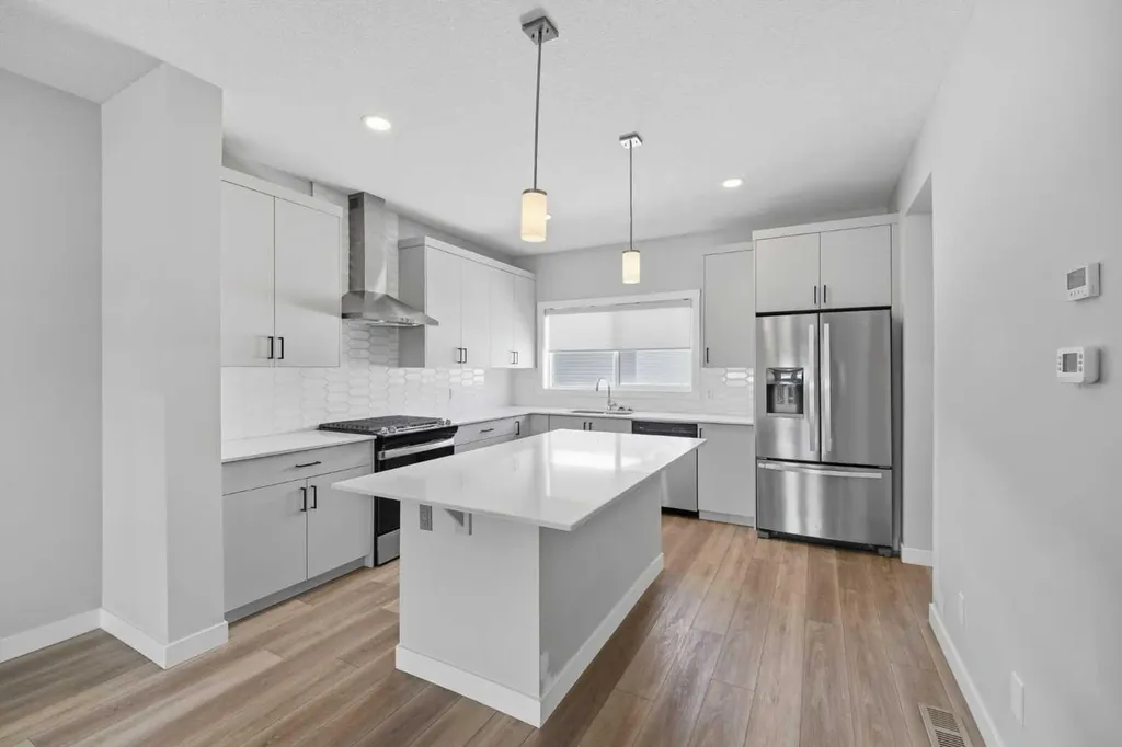 125 Edith Gate NW Calgary AB T3R 1Z2