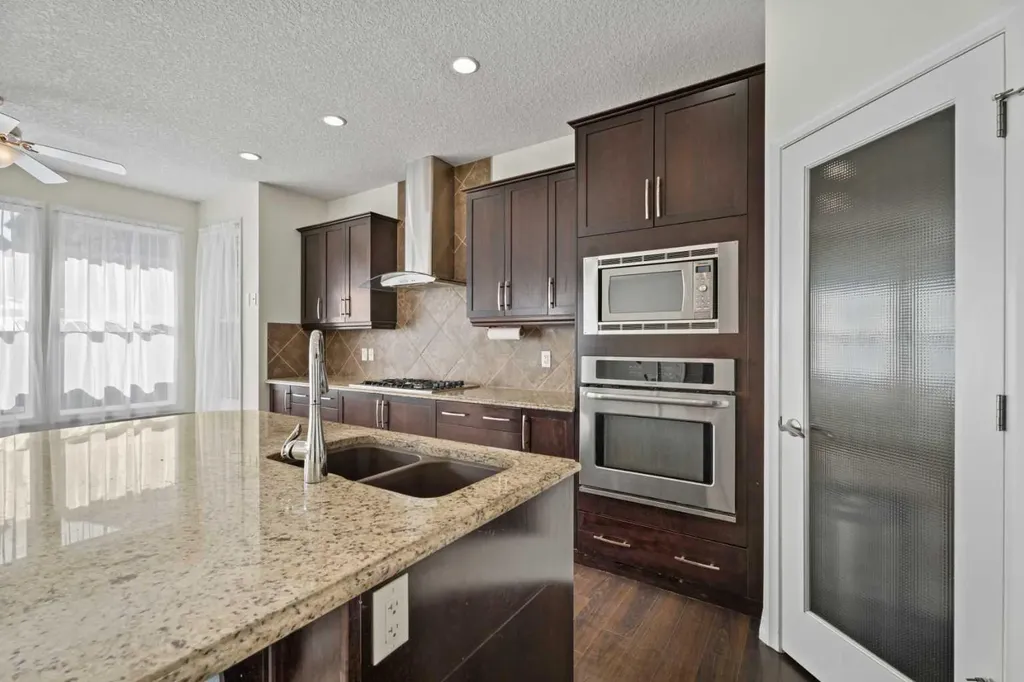 386 Mahogany Terrace SE Calgary AB T3M 0X4