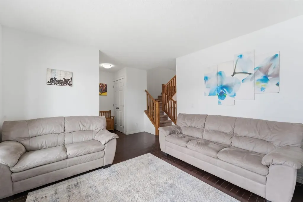 14 Reunion Grove Airdrie AB T4B 0Z7