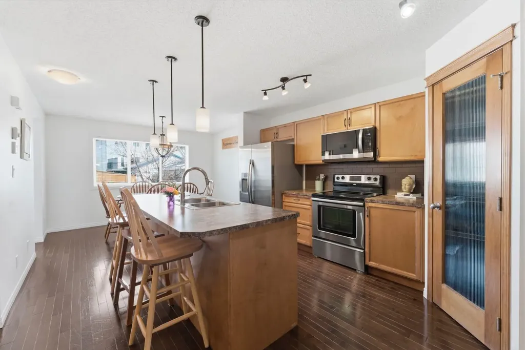 14 Reunion Grove Airdrie AB T4B 0Z7