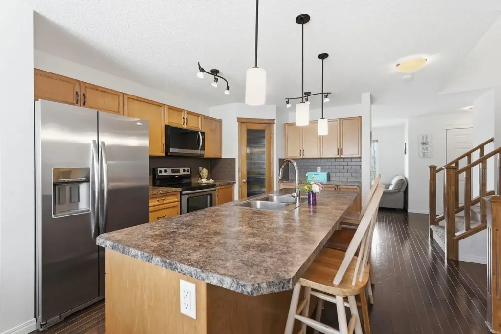 14 Reunion Grove Airdrie AB T4B 0Z7