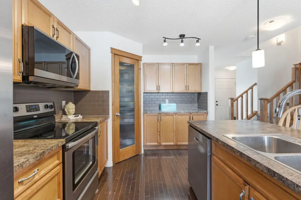 14 Reunion Grove Airdrie AB T4B 0Z7