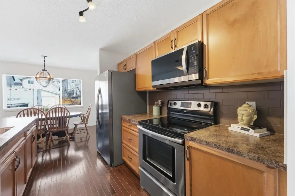 14 Reunion Grove Airdrie AB T4B 0Z7