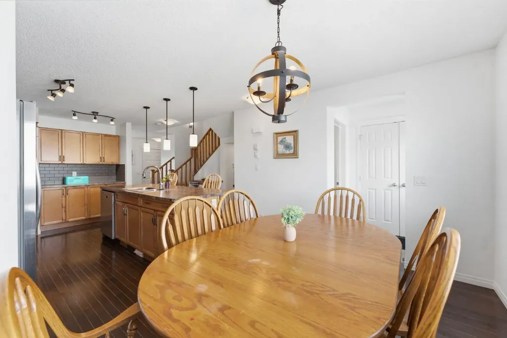 14 Reunion Grove Airdrie AB T4B 0Z7