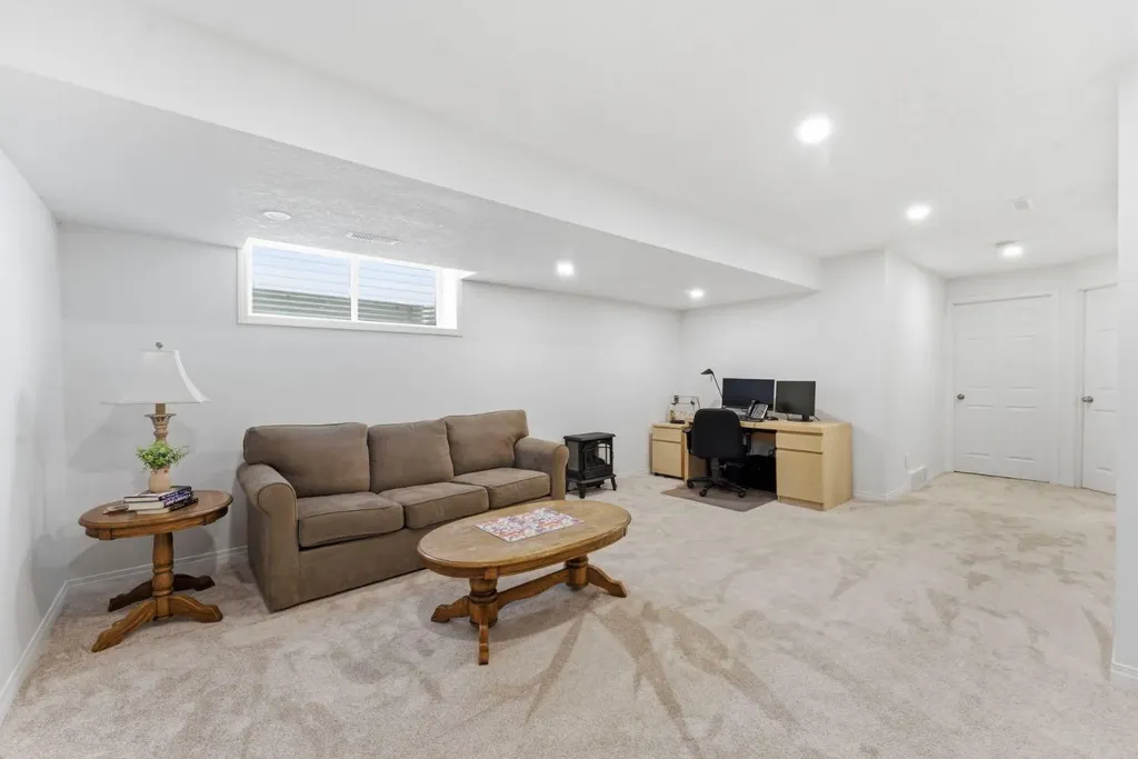 14 Reunion Grove Airdrie AB T4B 0Z7