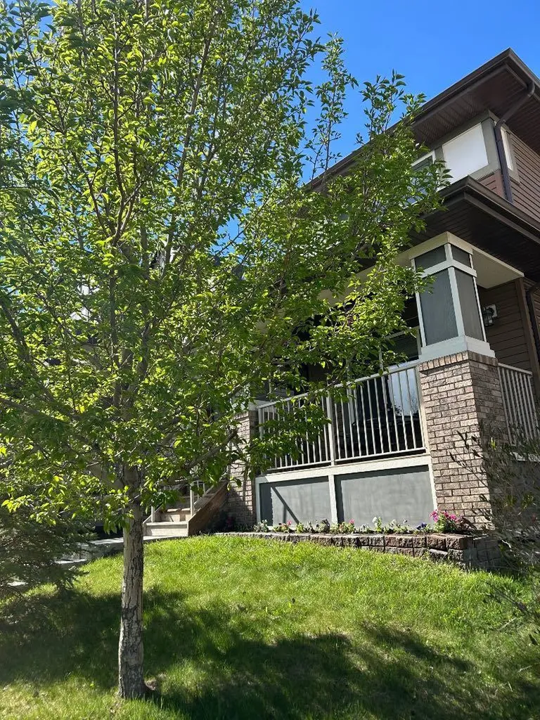 14 Reunion Grove Airdrie AB T4B 0Z7