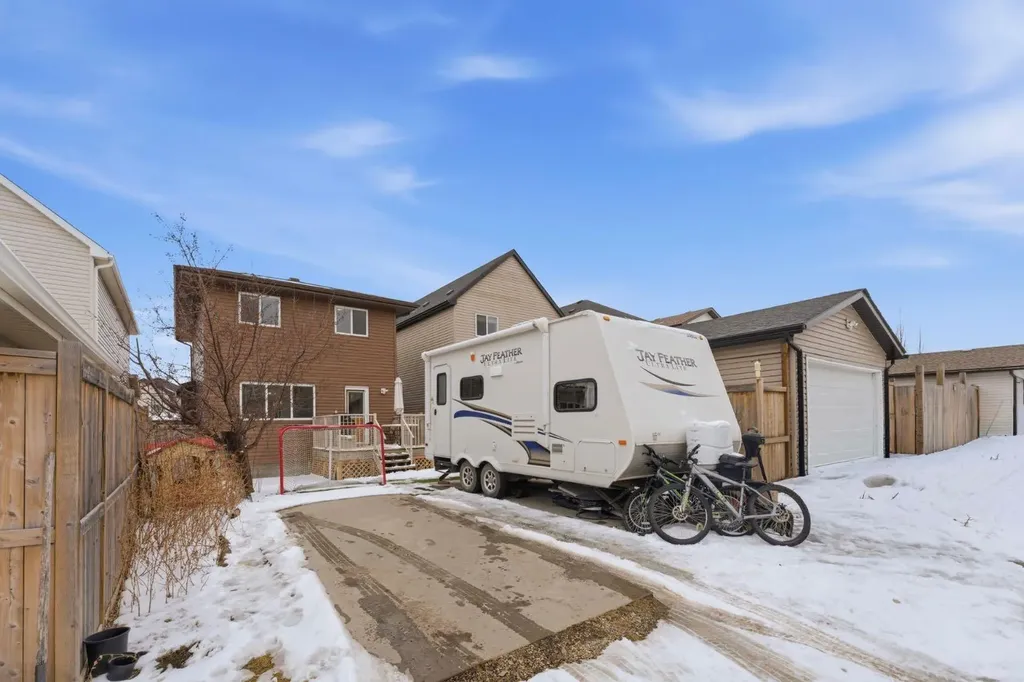 14 Reunion Grove Airdrie AB T4B 0Z7