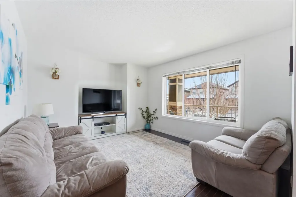 14 Reunion Grove Airdrie AB T4B 0Z7