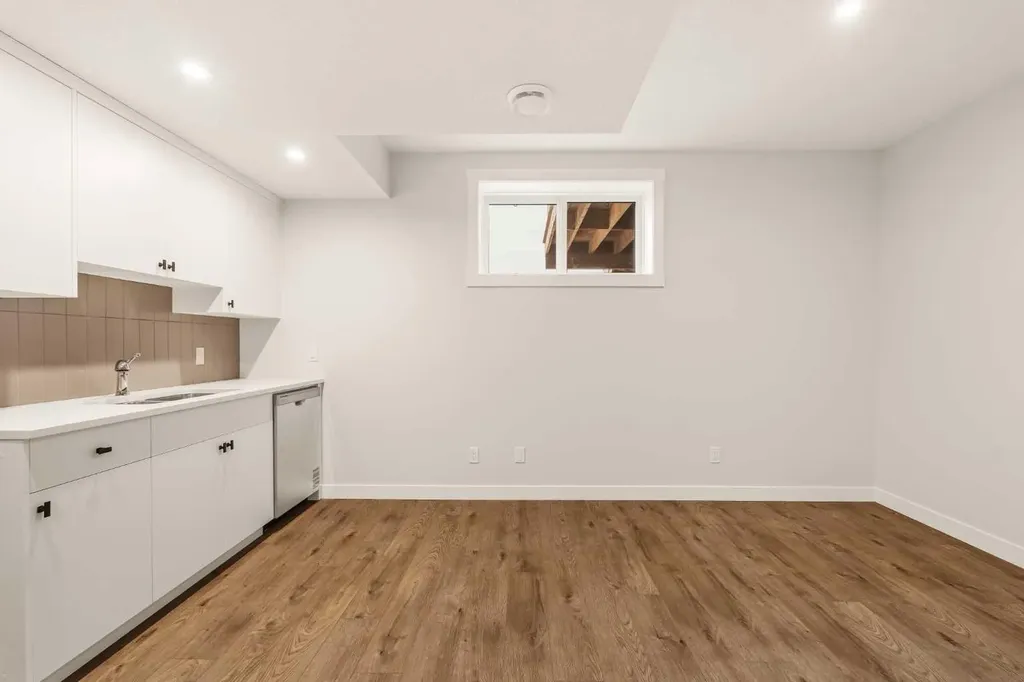 19760 45 Street SE Calgary AB T3M 4B3