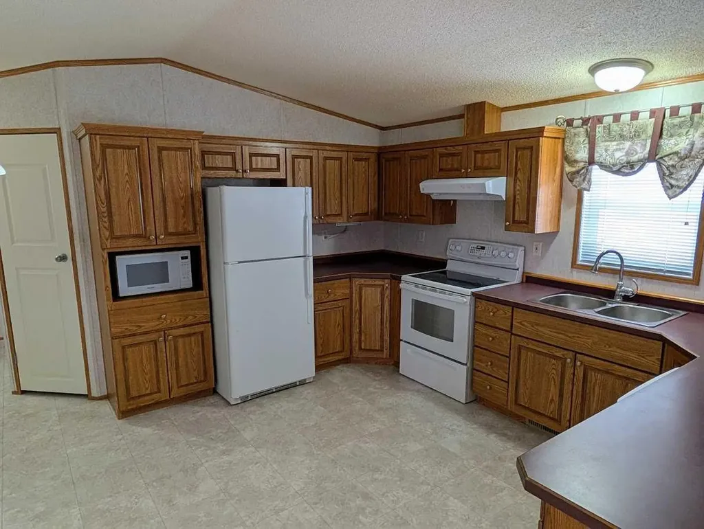211 Railway Avenue Coaldale AB T1M 0A8