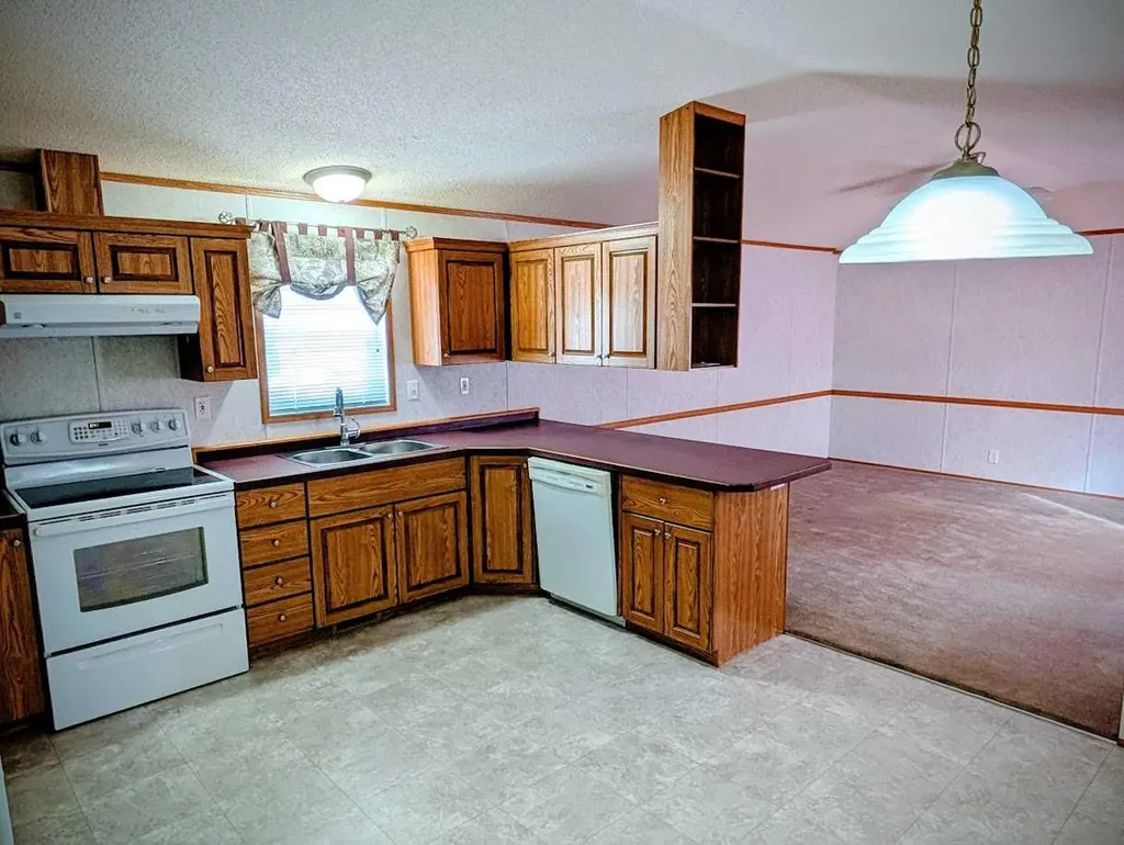 211 Railway Avenue Coaldale AB T1M 0A8