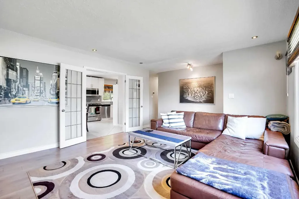 52 Harrow Crescent SW Calgary AB T2V 3A9