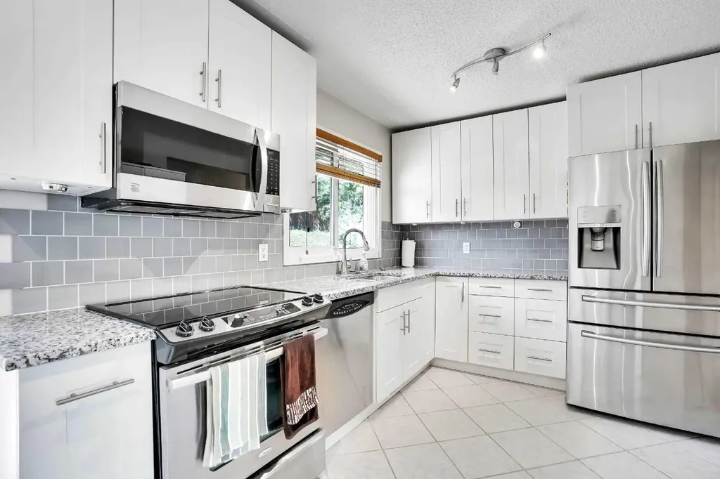 52 Harrow Crescent SW Calgary AB T2V 3A9