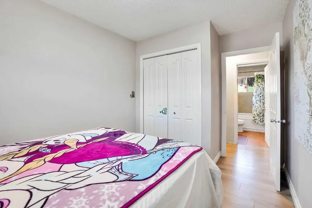 52 Harrow Crescent SW Calgary AB T2V 3A9