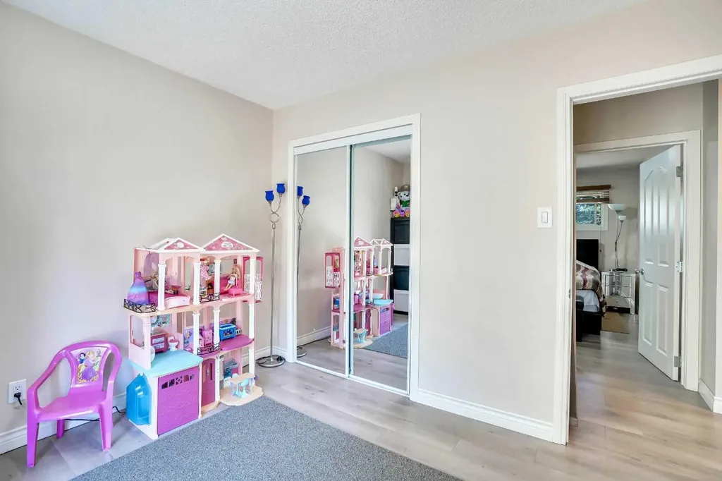 52 Harrow Crescent SW Calgary AB T2V 3A9