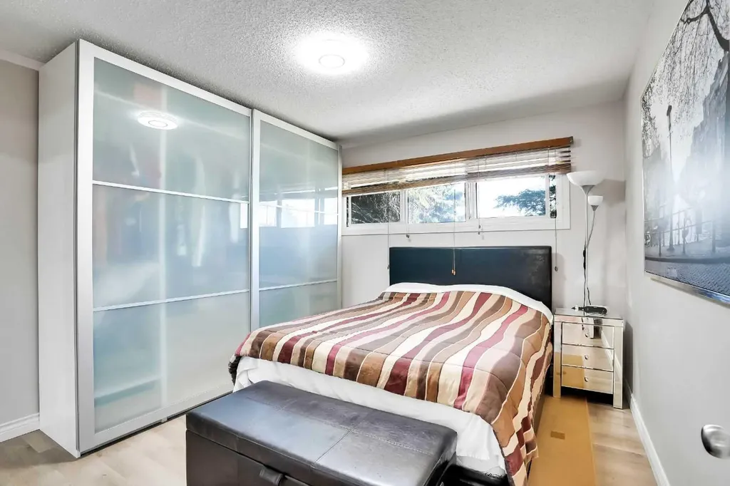 52 Harrow Crescent SW Calgary AB T2V 3A9