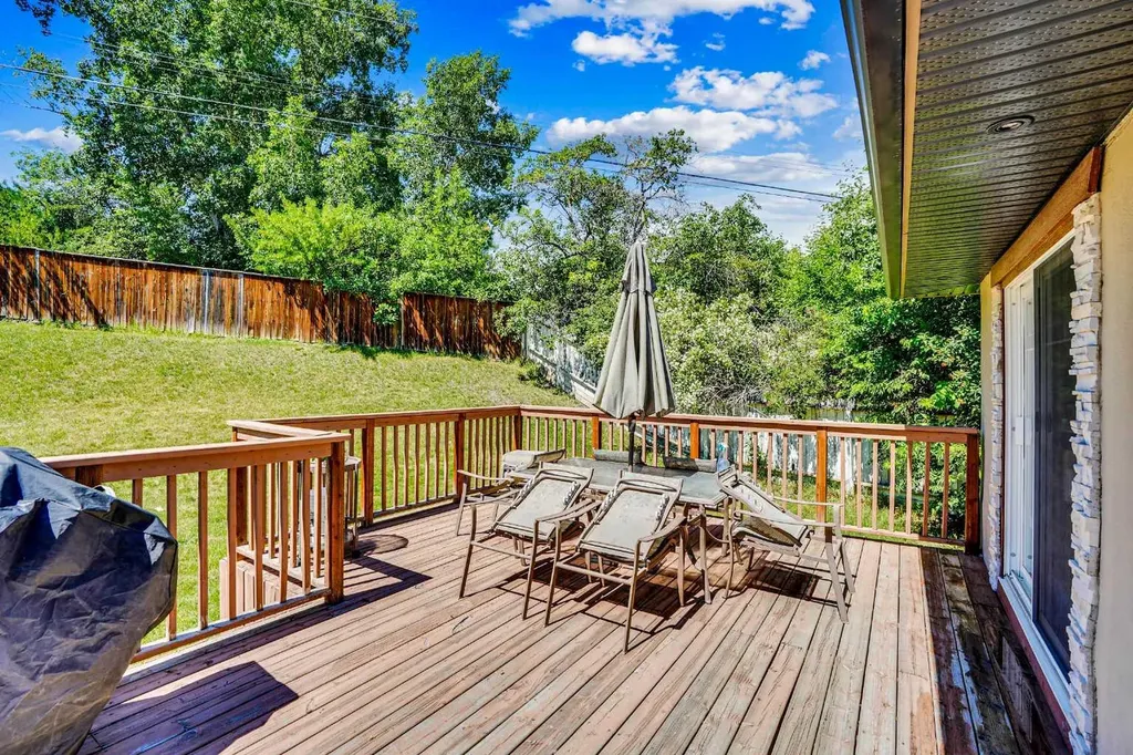 52 Harrow Crescent SW Calgary AB T2V 3A9
