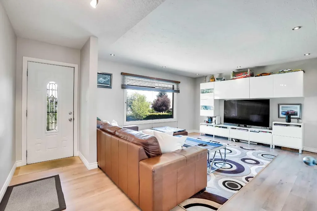 52 Harrow Crescent SW Calgary AB T2V 3A9