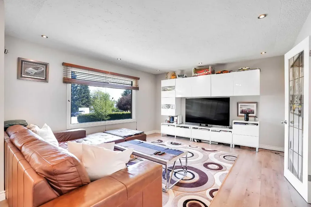 52 Harrow Crescent SW Calgary AB T2V 3A9