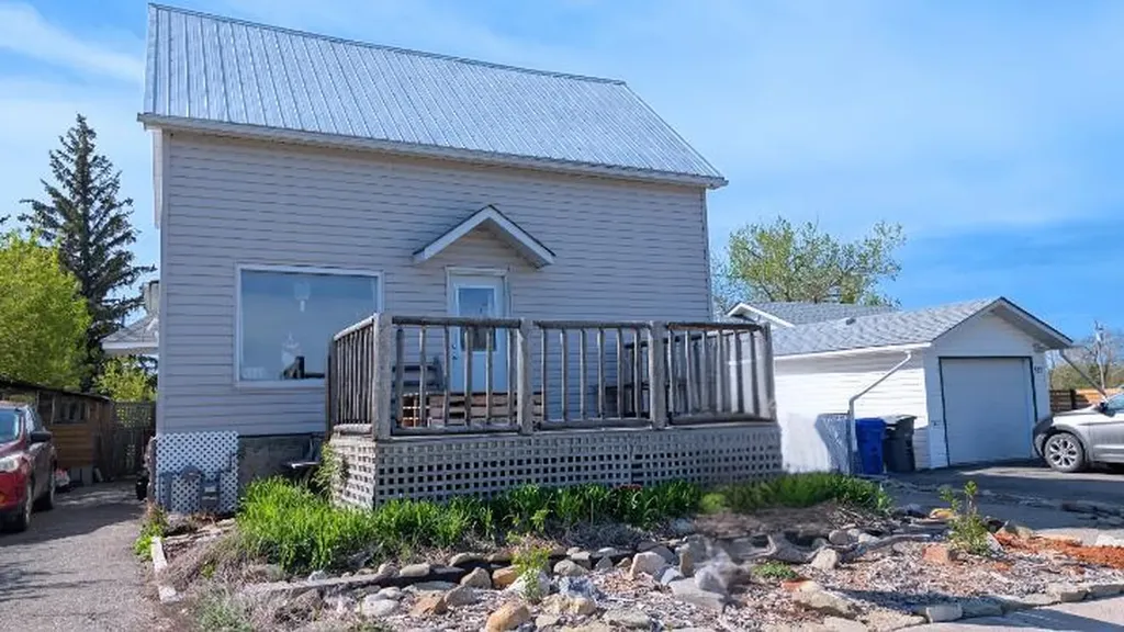 311 47 Avenue W Claresholm AB T0L 0T0