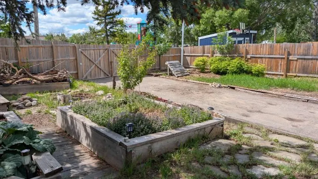 311 47 Avenue W Claresholm AB T0L 0T0