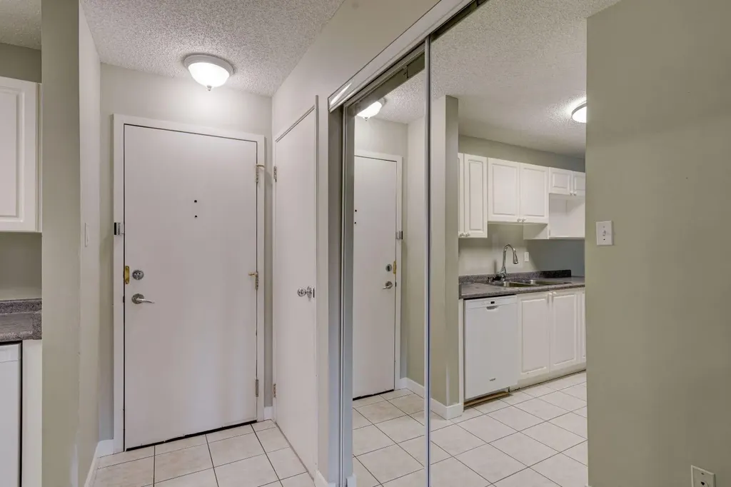 659 4 Avenue NE Calgary AB T2E 0J9