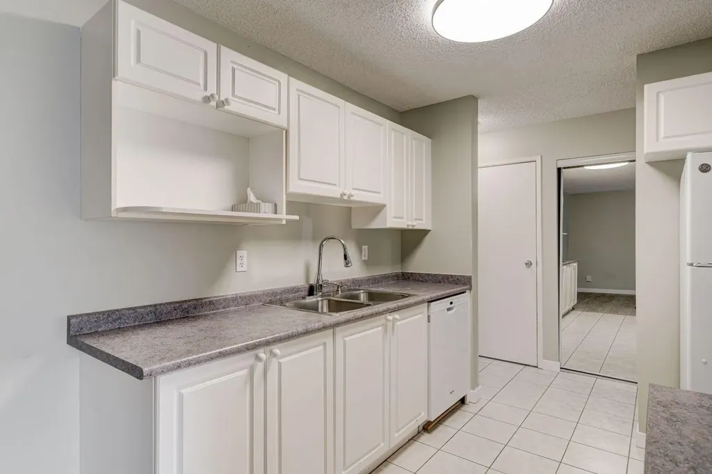 659 4 Avenue NE Calgary AB T2E 0J9
