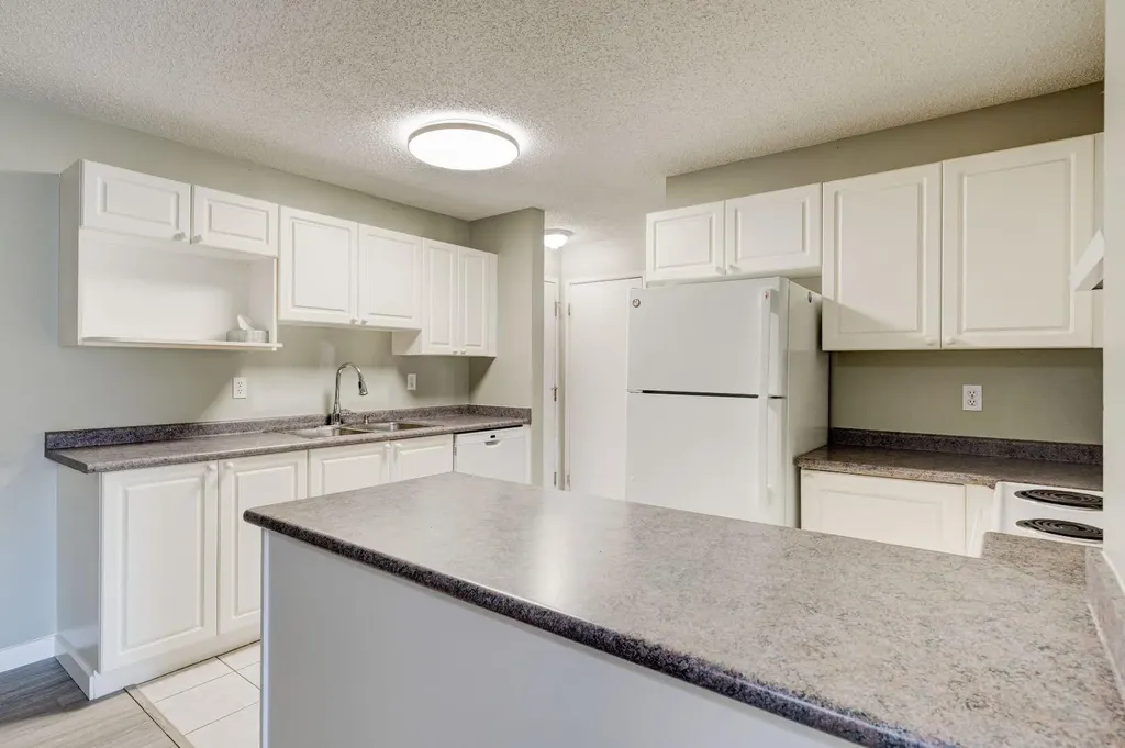 659 4 Avenue NE Calgary AB T2E 0J9