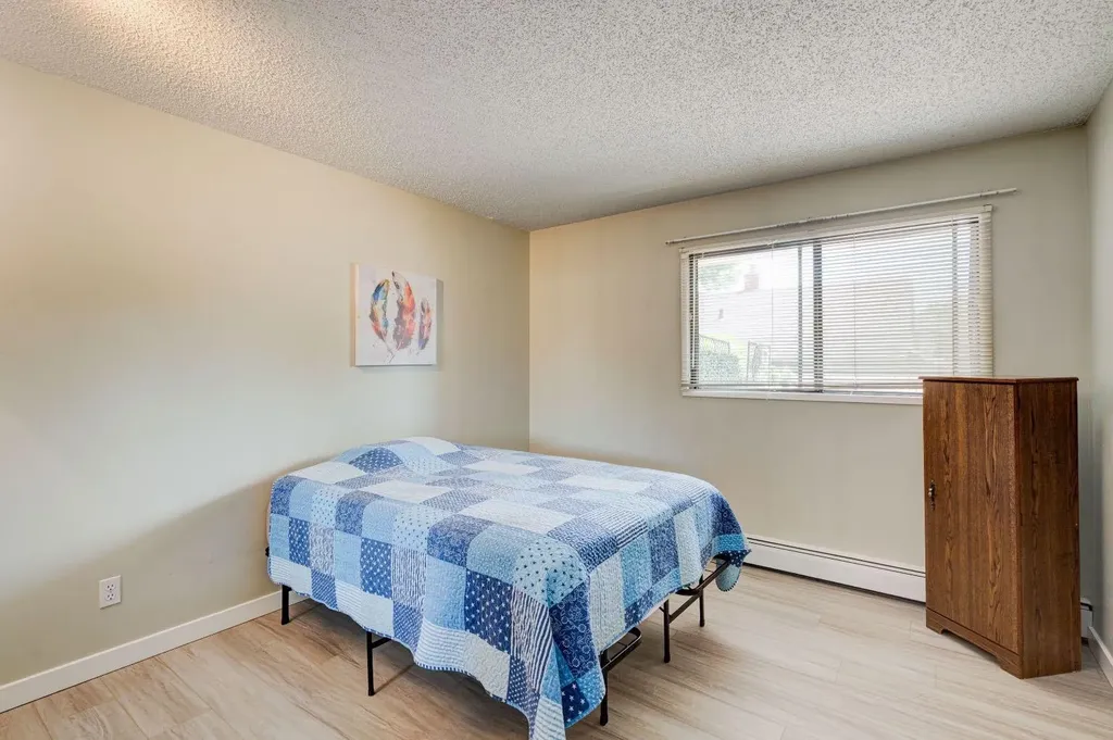 659 4 Avenue NE Calgary AB T2E 0J9