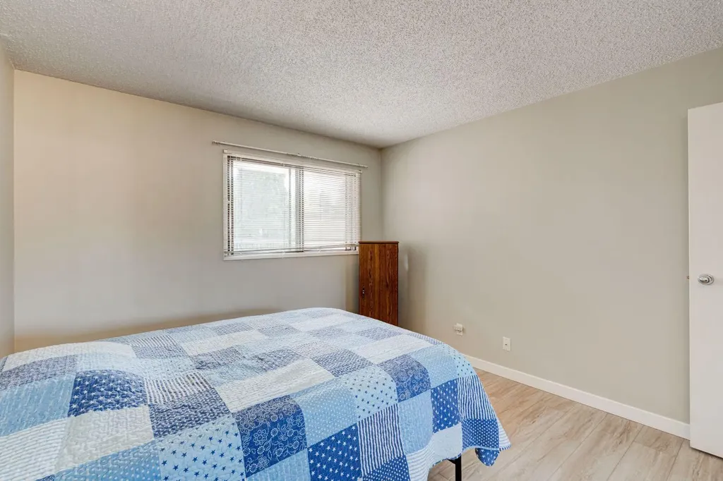 659 4 Avenue NE Calgary AB T2E 0J9