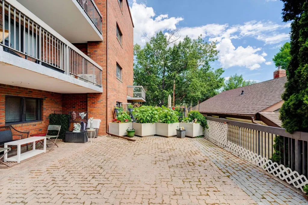 659 4 Avenue NE Calgary AB T2E 0J9