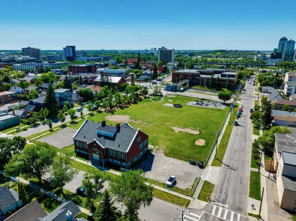 659 4 Avenue NE Calgary AB T2E 0J9
